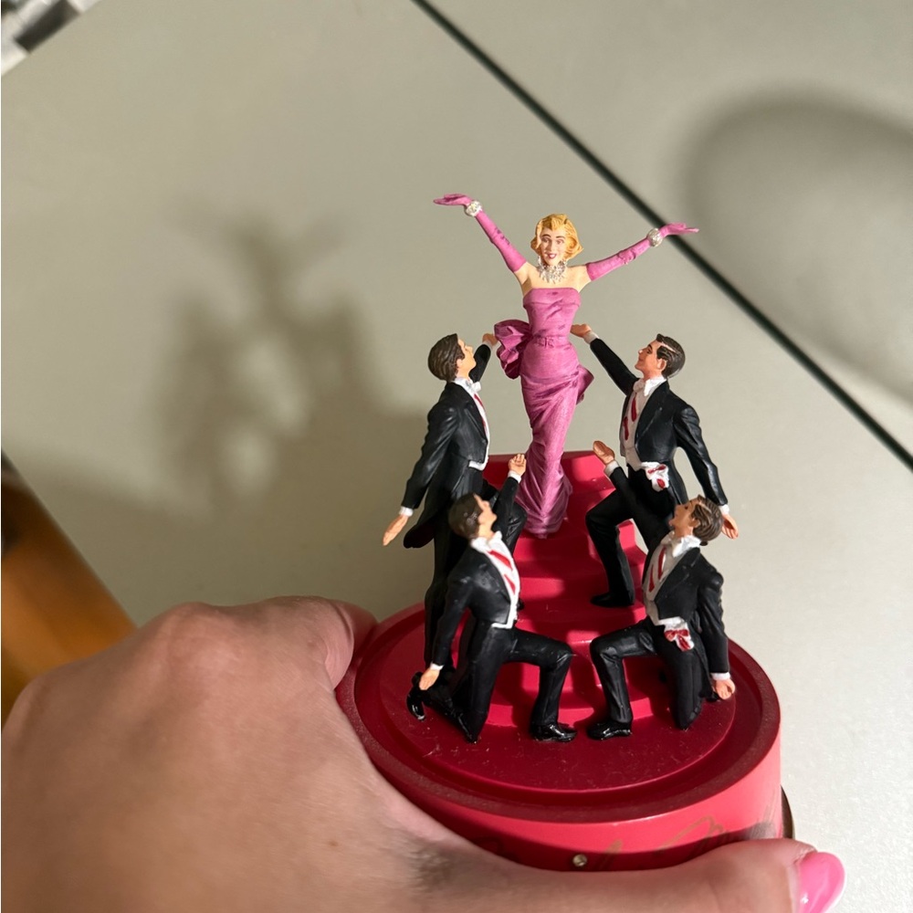 Marylin Monroe Gentlemen Prefer Blondes figurine (Franklin Mint)